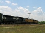 NS 2515 works on CSX train Q478